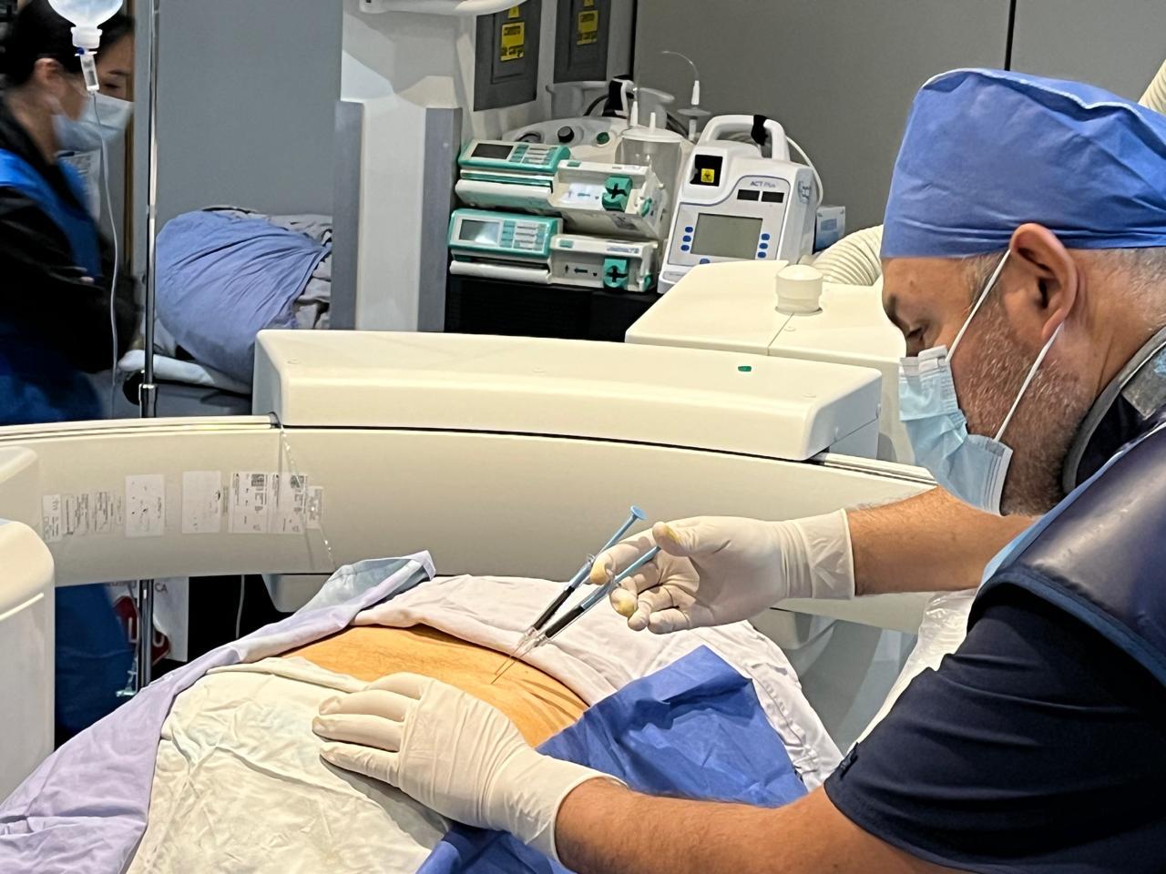 Dr. Omar Bautista realizando procedimiento quirúrgico